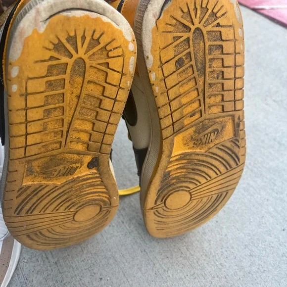 Nike Air Jordan Retro High OG yellow taxis men 7.5 black 555088-711 - Picture 4 of 7